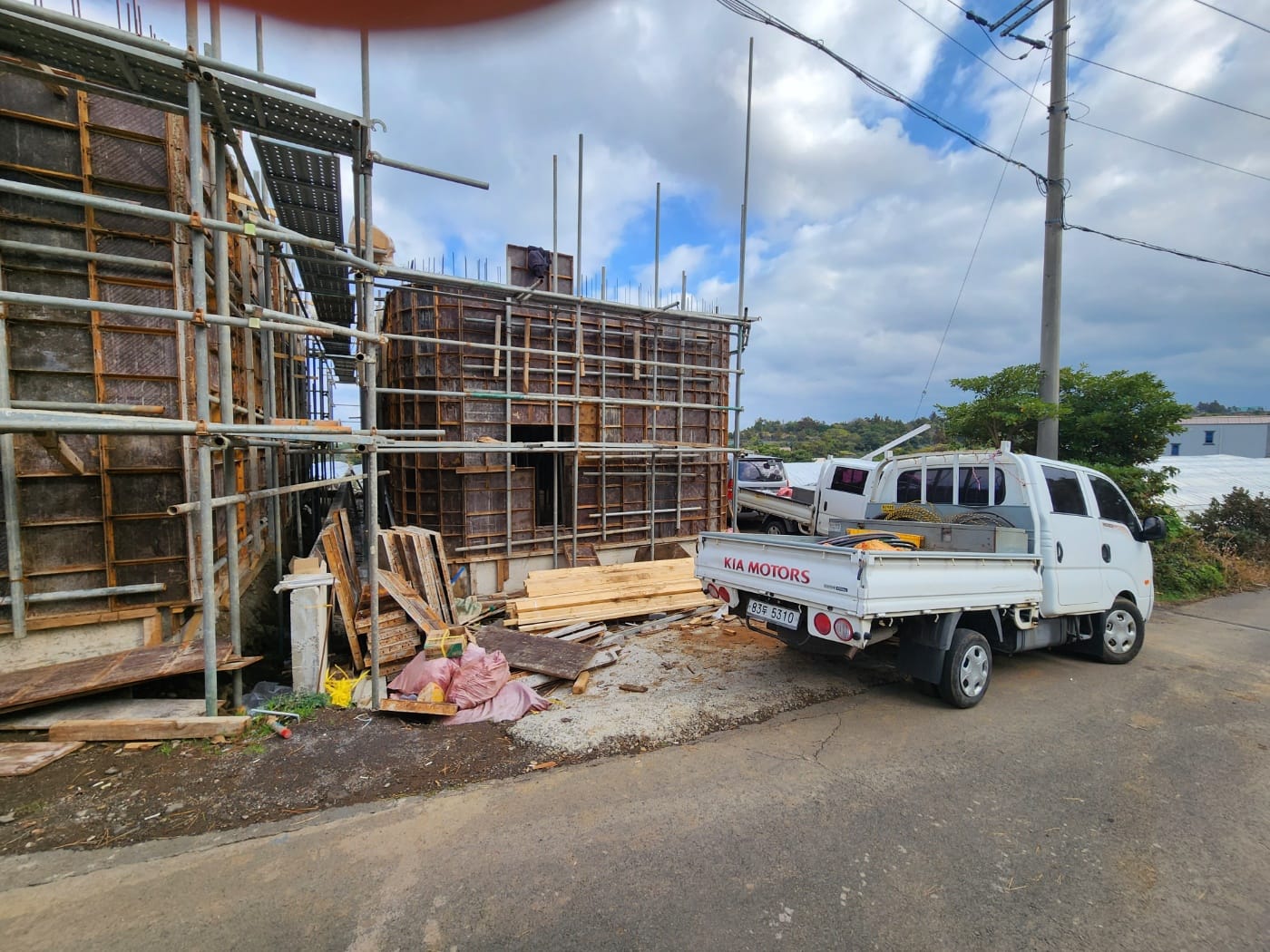Timber formwork and scaffolding shaping the concrete structure